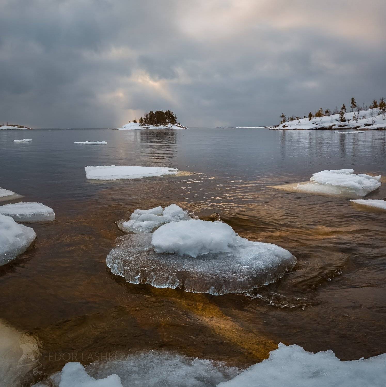 карелия, зима, весна, снег, вода, залив, ладожское озеро, лес, пасмурно, небо, фототур, лёд, льдина, гранит, шхеры, берег, скала, остров, тучи,, Лашков Фёдор