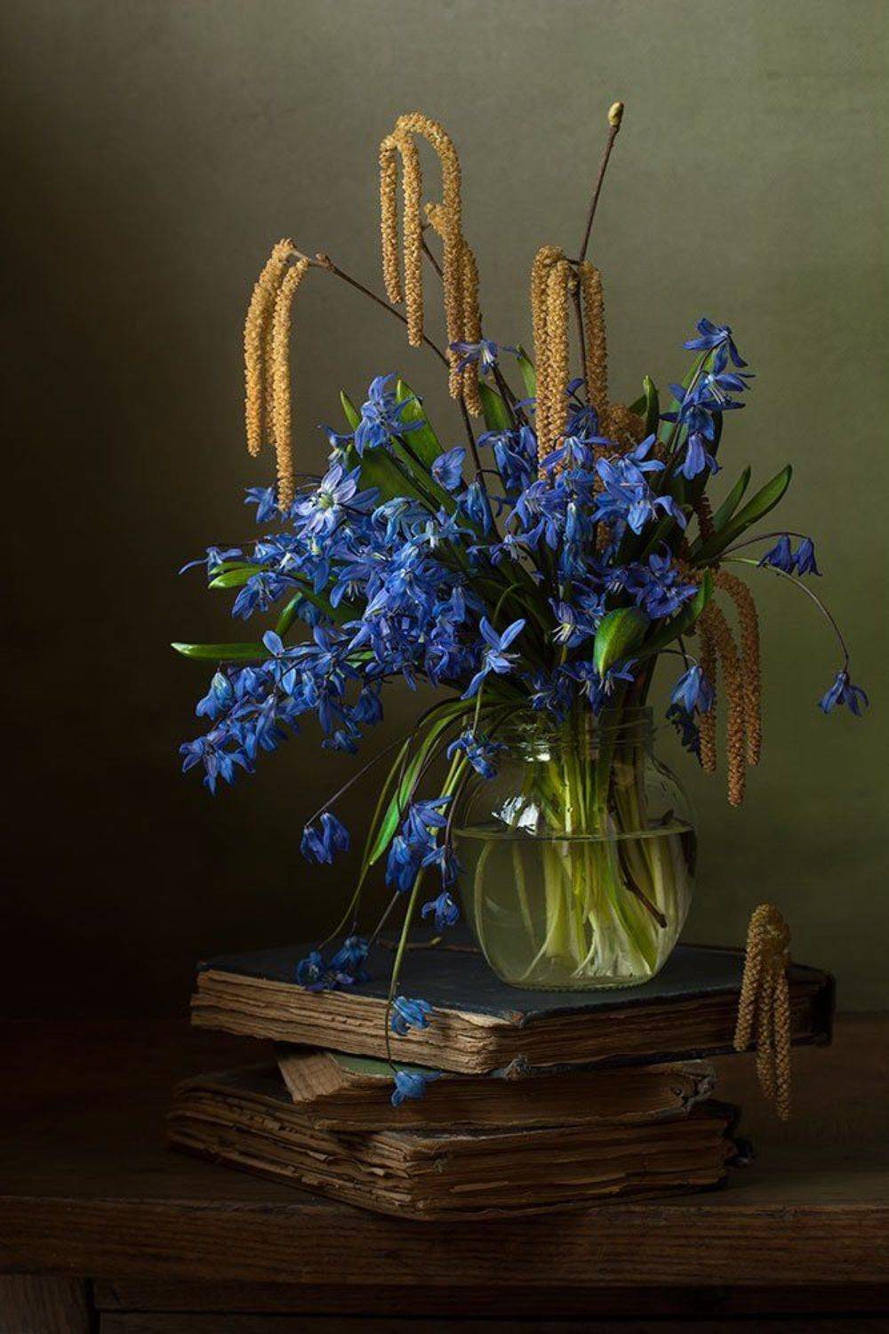 натюрморт с пролесками,голубые цветы,книги,художественное фото,искусство,весенние цветы., Людмила Костюченко