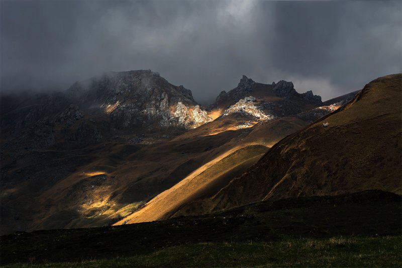 природа, пейзаж, горы, кавказ, природа россии, дикая природа, закат, свет, облака, вечер, весна, Сквозь мрачные небеса фото превью