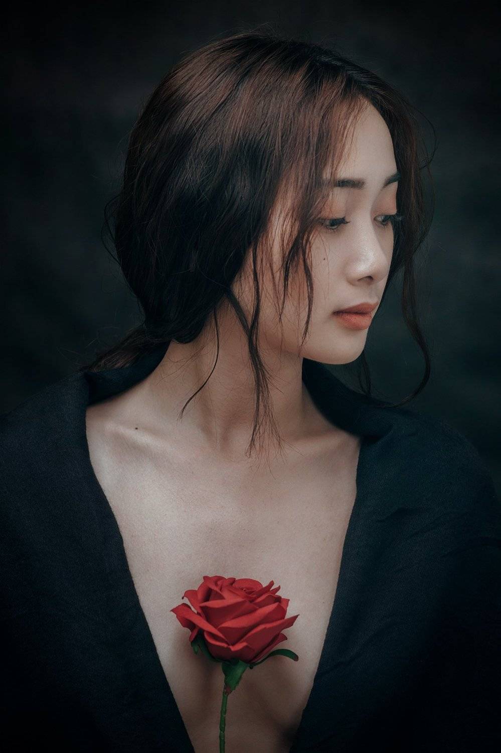 people, portrait, girl, asian, vietnam, vietnamese, face, young, beauty, glamour, mood portrait, mood, flowers, rose, Hoang Viet Nguyen