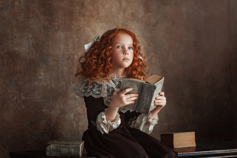 девочка, книга, рыжая Любительница книг фото превью