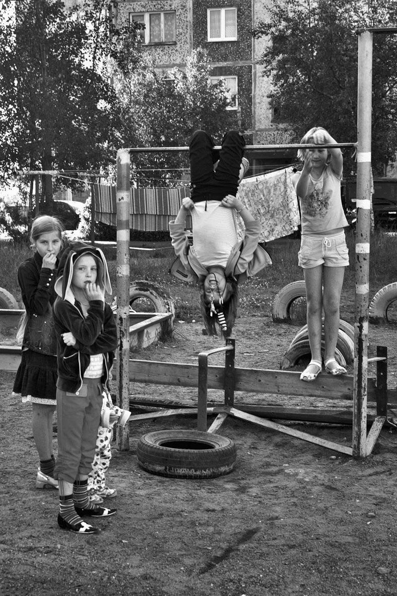 детвора, дети, двор, лето, чб, апатиты, Николай Смоляк