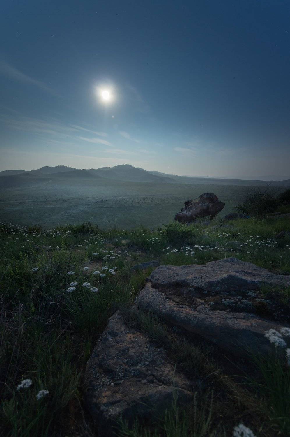 каменный истукан, смотрящий в небо, лунный свет, ночное фото, астрофото, сибирь, бурятия, россия, пейзажи бурятии, russia, buryatia, siberia, nightphotography, astrophoto, astrophotography, naturelover, naturephotography, landscape, stone head, skywatcher, Денис Лубсанов