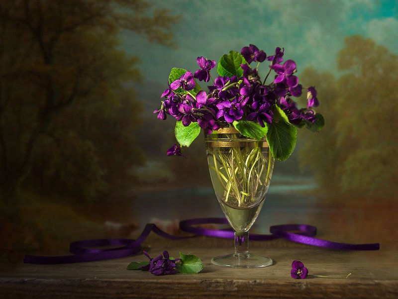 натюрморт с фиалками,весенние цветы,букет,художественное фото,искусство. Милых фиалок букетик фото превью