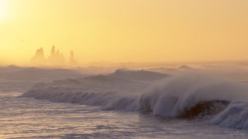 Burning Reynisdrangar. Iceland. фото превью