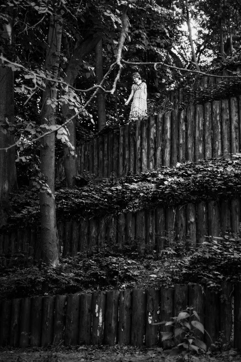 стена, девушка, черно-белое, парк, Сергей Козинцев