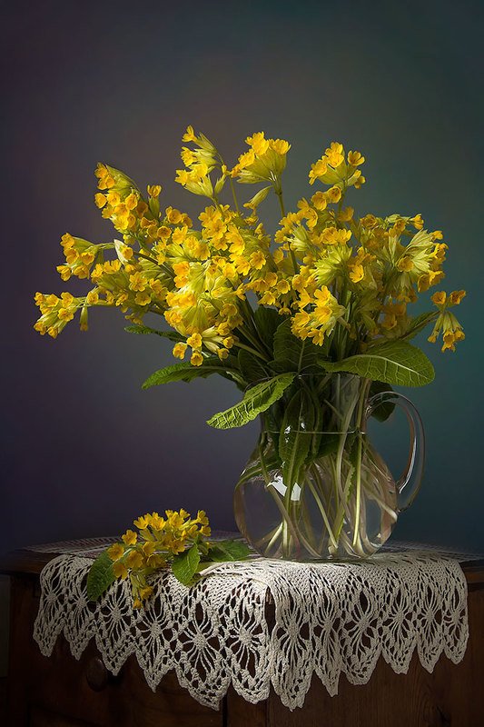 натюрморт с примулами,весенние цветы,букет,жёлтые,художественное фото,искусство.  фото превью