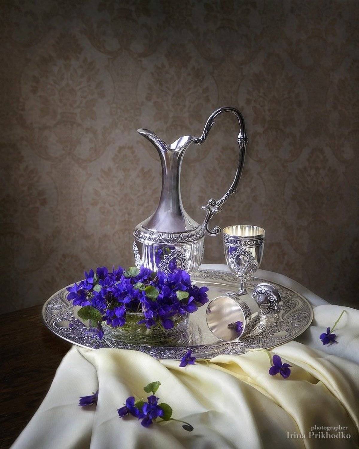 натюрморт, весна, цветы, фиалки, серебро, интерьер, Ирина Приходько