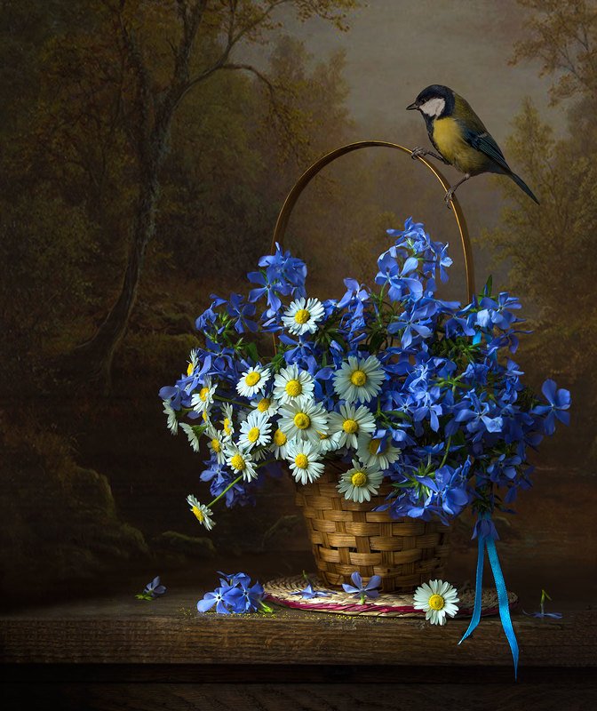 натюрморт с весенними флоксами и маргаритками,с синицей,цветы,букет,весна,художественное фото,искусство. Синичка с весенними флоксами. фото превью