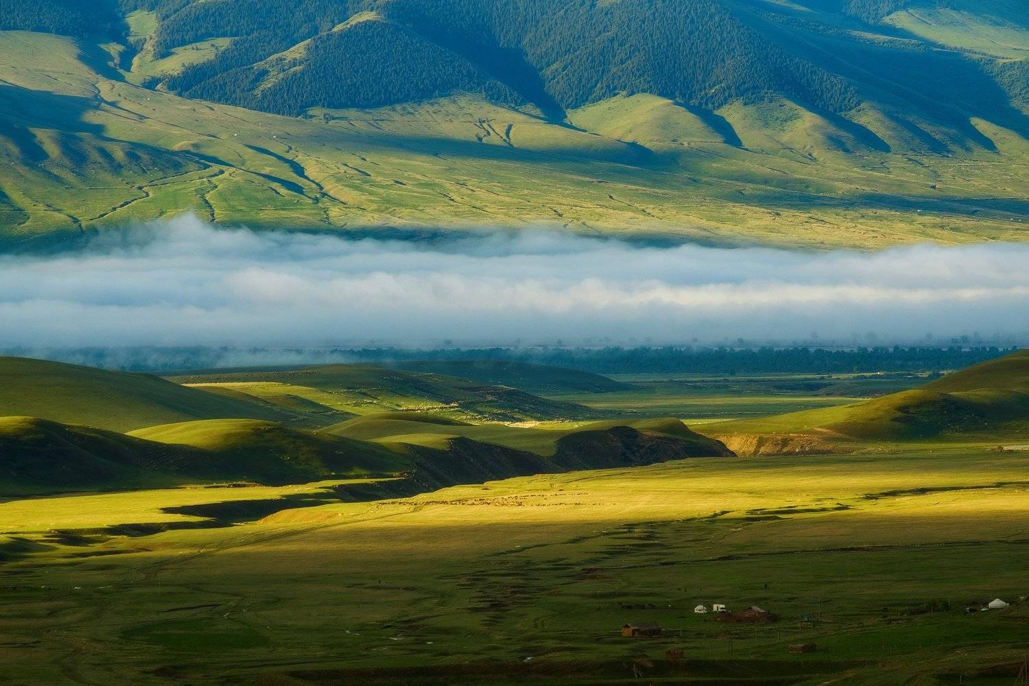 киргизия, кыргызстан, азия, горы, луг, скалы, пейзаж, лето, ущелье, джайлоо, пастбище, юрта, кочевник, туман, утро, рассвет, Оборотов Алексей