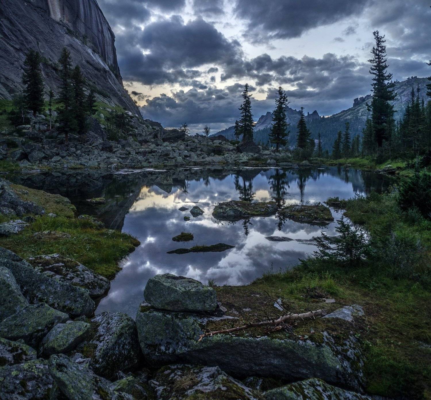 горы, сибирь, саяны, западный саян, озеро, таёжный глаз, отражение, сумерки, ергаки, природный парк, ник васильев, красота, туризм, путешествие, поход, приключение, Николай Васильев