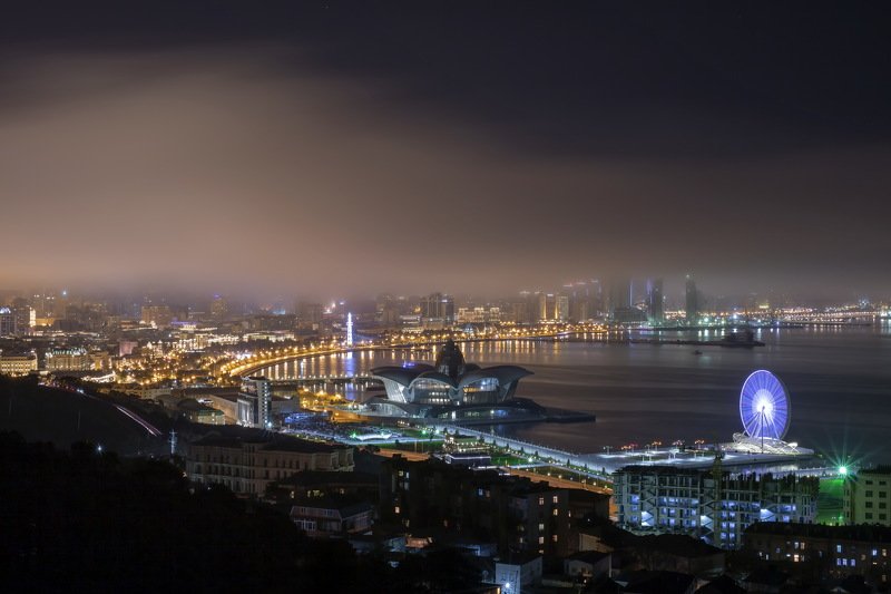 баку азербайджан город пейзаж ночь море бухта огни Ночной Баку примеряет на себя покрывало тумана . фото превью