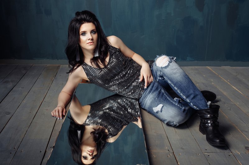 девушка портрет зеркало Kitty фото превью