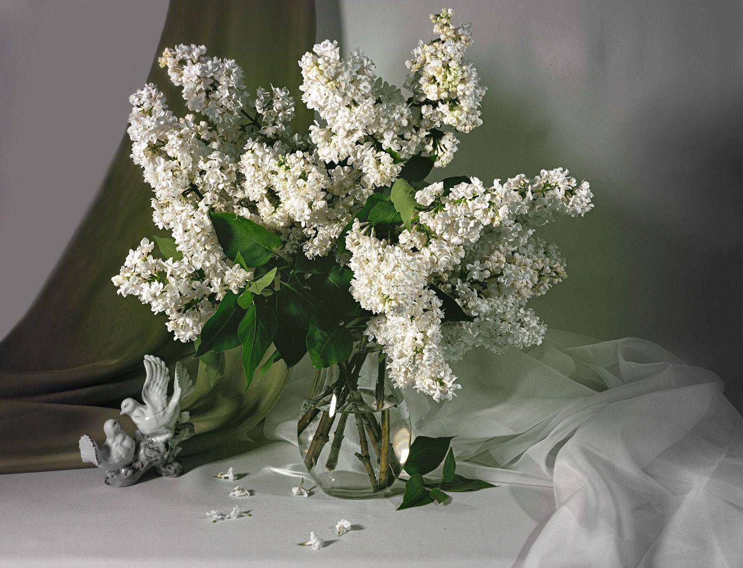 натюрморт, белая сирень, букет, голубки, статуэтка, кувшин, цветы, Вера Лопатина