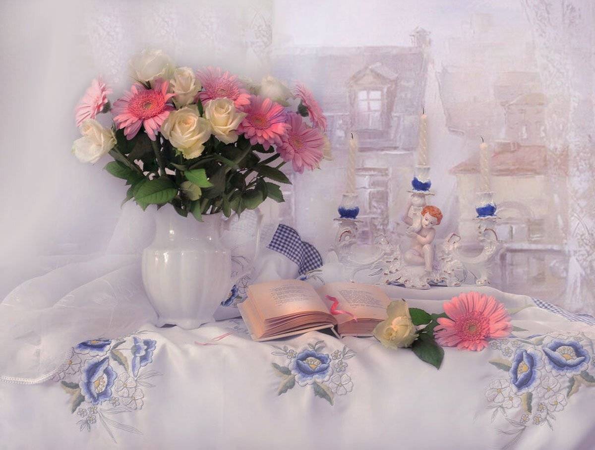 still life,натюрморт,фото натюрморт, весна, апрель, цветы, книга, стихи, розы, герберы, подсвечник, свечи, окно, Колова Валентина