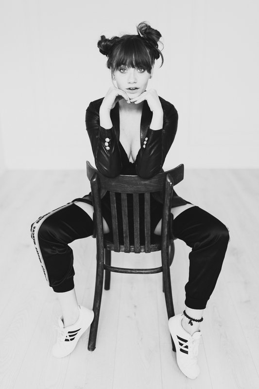 portrait, girl, female, smile, face, freckles, beauty, fashion, sneakers Kate фото превью