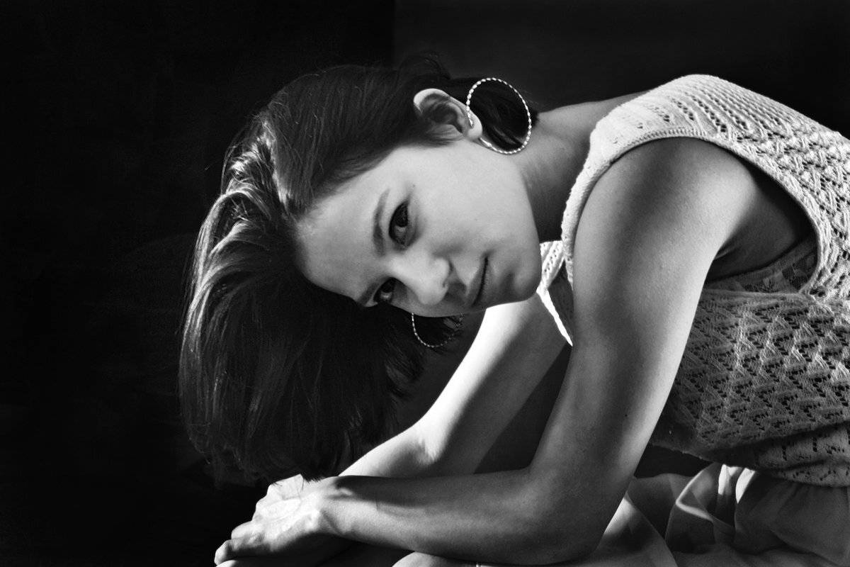 портрет, девушка, глаза, взгляд, волосы, серьги, чб, апатиты, Николай Смоляк