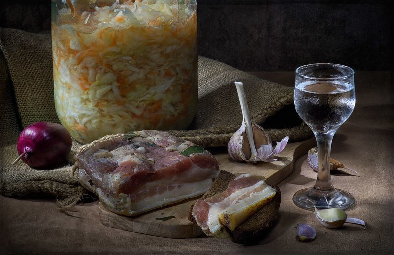 Сало, водка и квашеная капуста фото превью