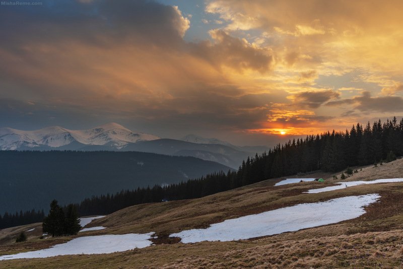 Evening on the mountain valley фото превью