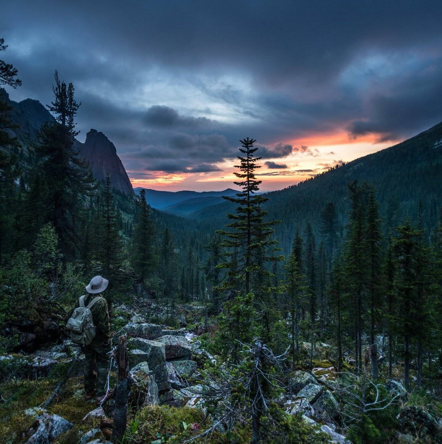 горы, сибирь, саяны, западный саян, ергаки, каменный замок, сумерки, закат, тайга, ник васильев, Николай Васильев