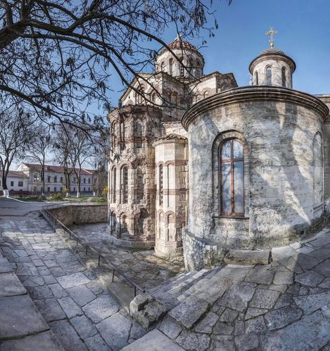 К величию апрельской светотени.