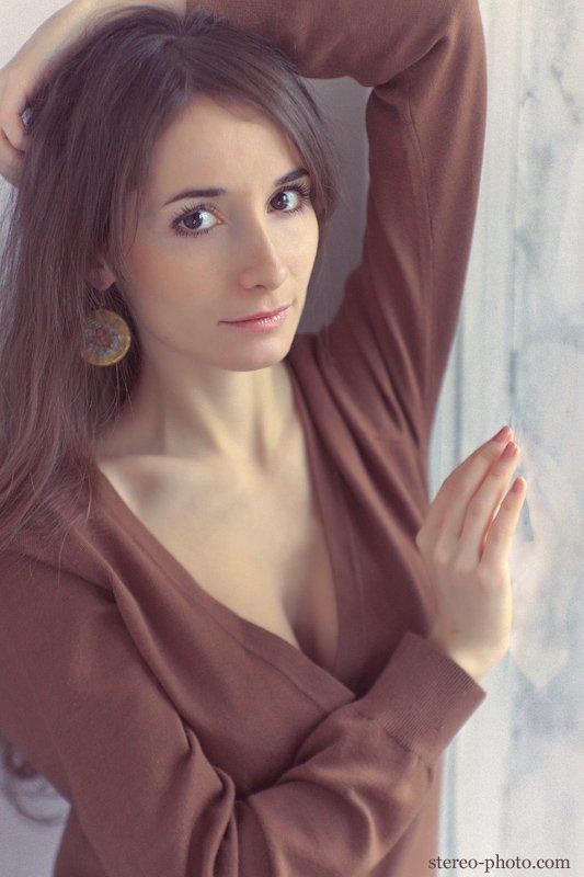 девушка, портрет у окна фото превью