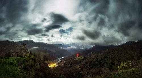 Сентинский храм в полнолуние