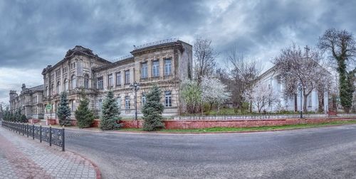 Знамёна апрельских дождей над благоухающей Керчью.