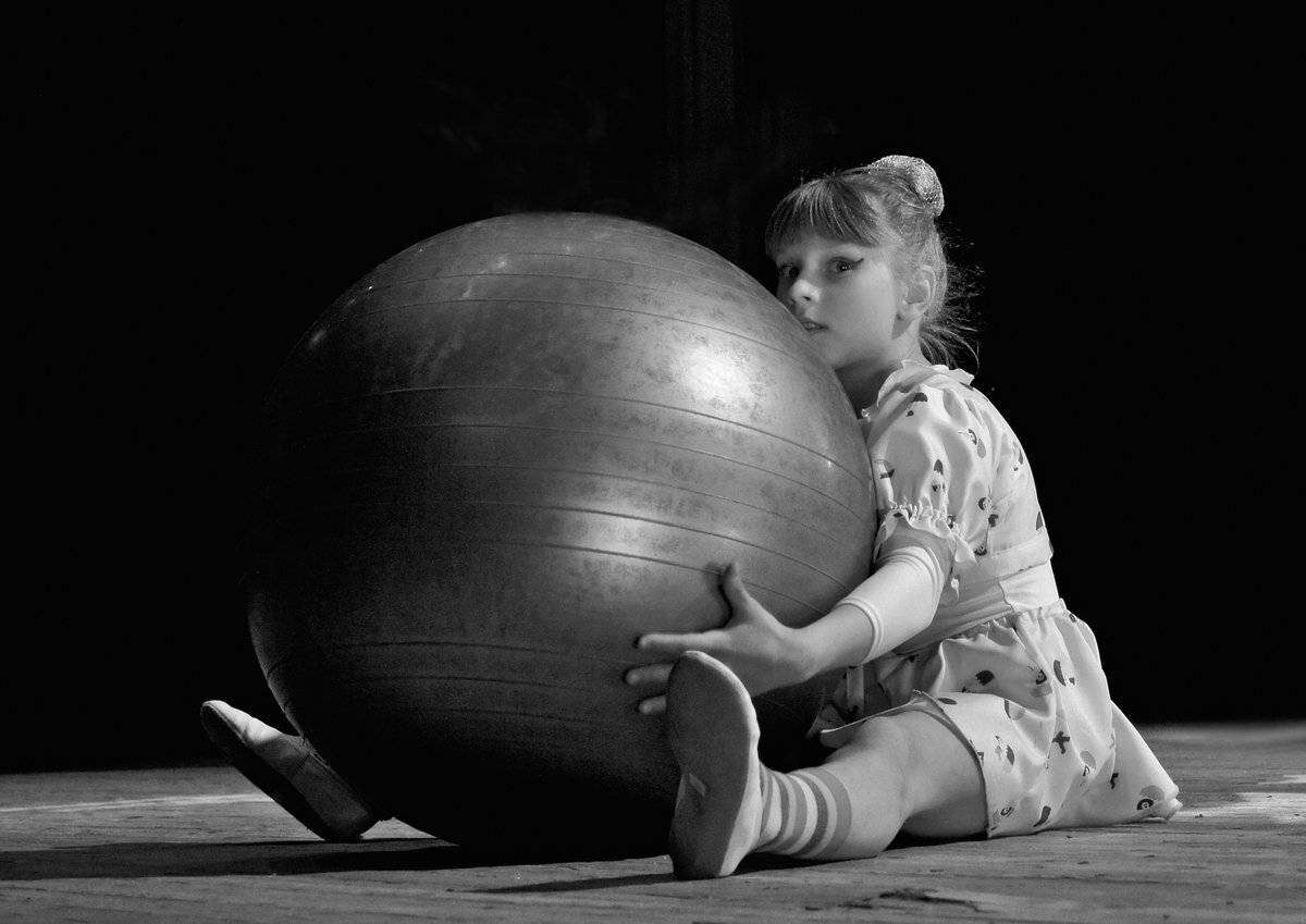 цирк, улыбка, портрет, девочка, глаза, взгляд, мяч, чб, апатиты, Николай Смоляк