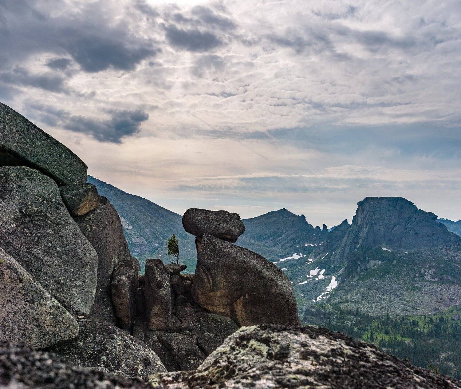 горы, сибирь, саяны, западный саян, ергаки, каменный замок, утро, скала, кедр, тайга, ник васильев, Николай Васильев