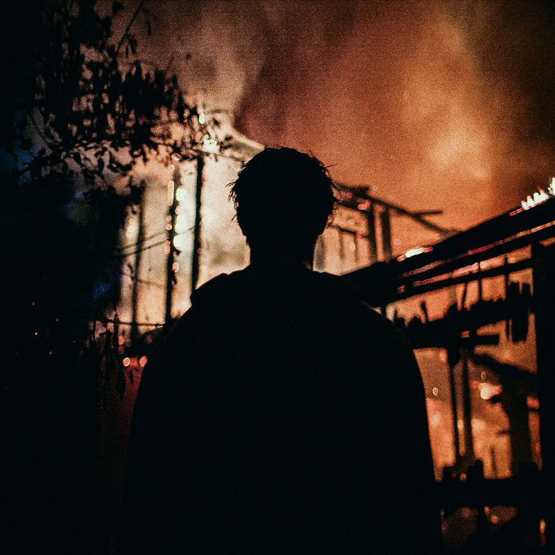 портрет, огонь, на фоне пожара. Нет, не оборачивайся. фото превью