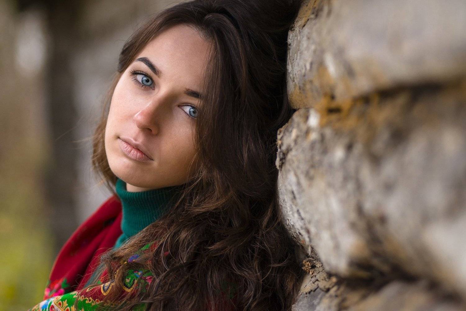 девушка взгляд бревна дерево платок зеленый красный, Игорь Сидорук