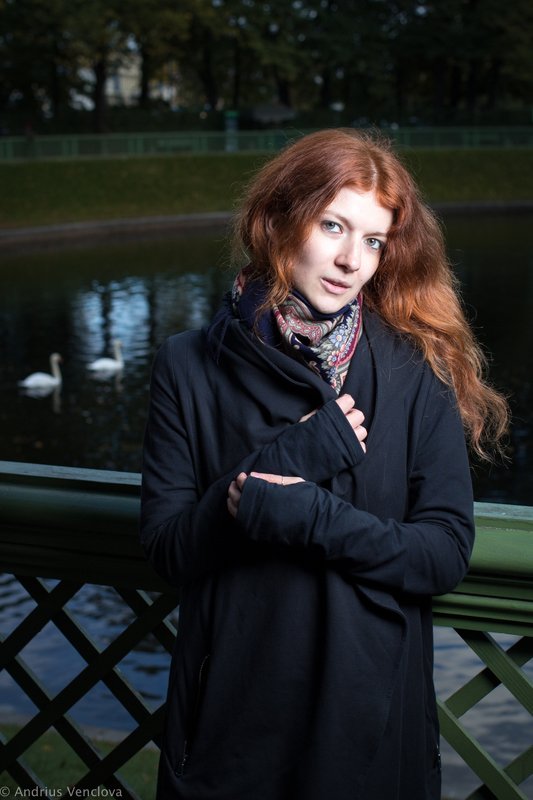 Portrait with swans фото превью