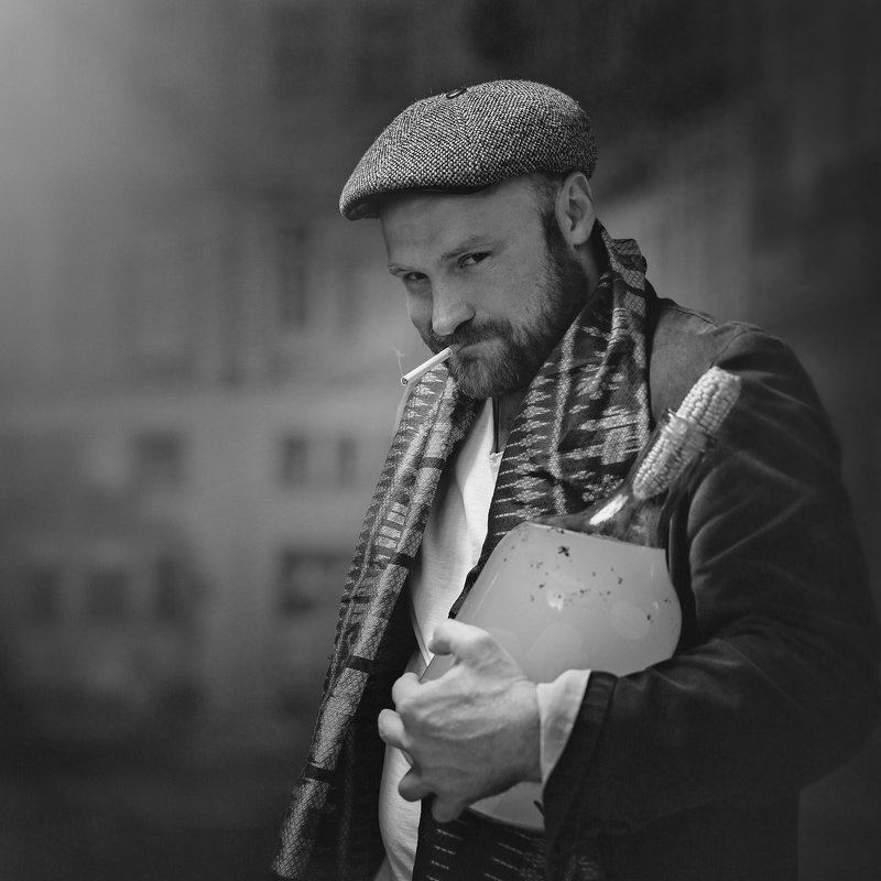 man, portrait, male portrait, night, eve, street, city, light, bokeh, retro, mood, hijack, gang, shadows, fun, joke, joy, alcohol Я иду Арбатом к мужикам в гараж... фото превью