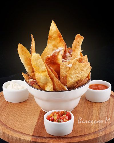 Авторские чипсы с различными соусами
