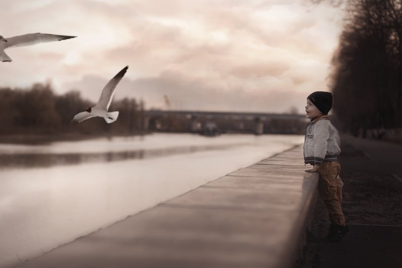 У реки фото превью