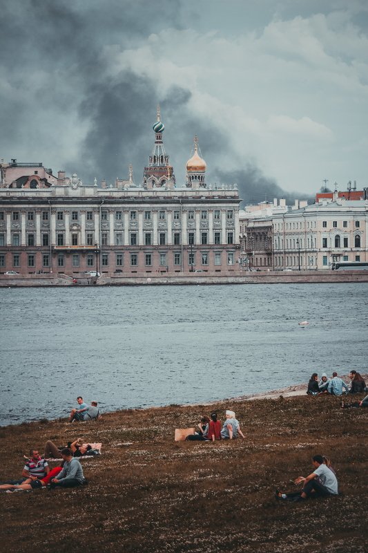 нева, безразличие, дым, люди, пожар, река равнодушие фото превью