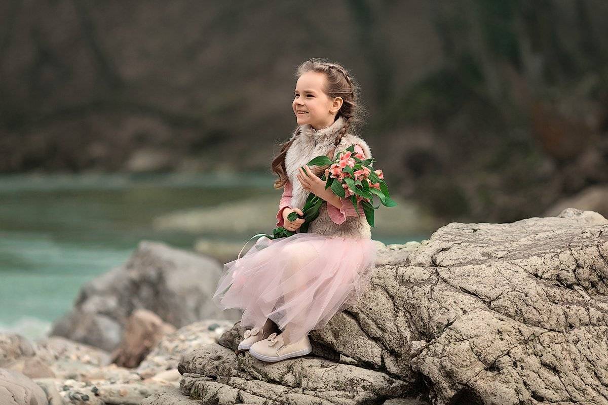 девочка,  детская и семейная фотосессия, детский и семейный фотограф, радость, восторг, счастье, фотосессия, девочка, детское фото, детский фотограф, детское фото, детская фотосессия, весна, речка, красота, смех, улыбка, цветы, Францева Ольга