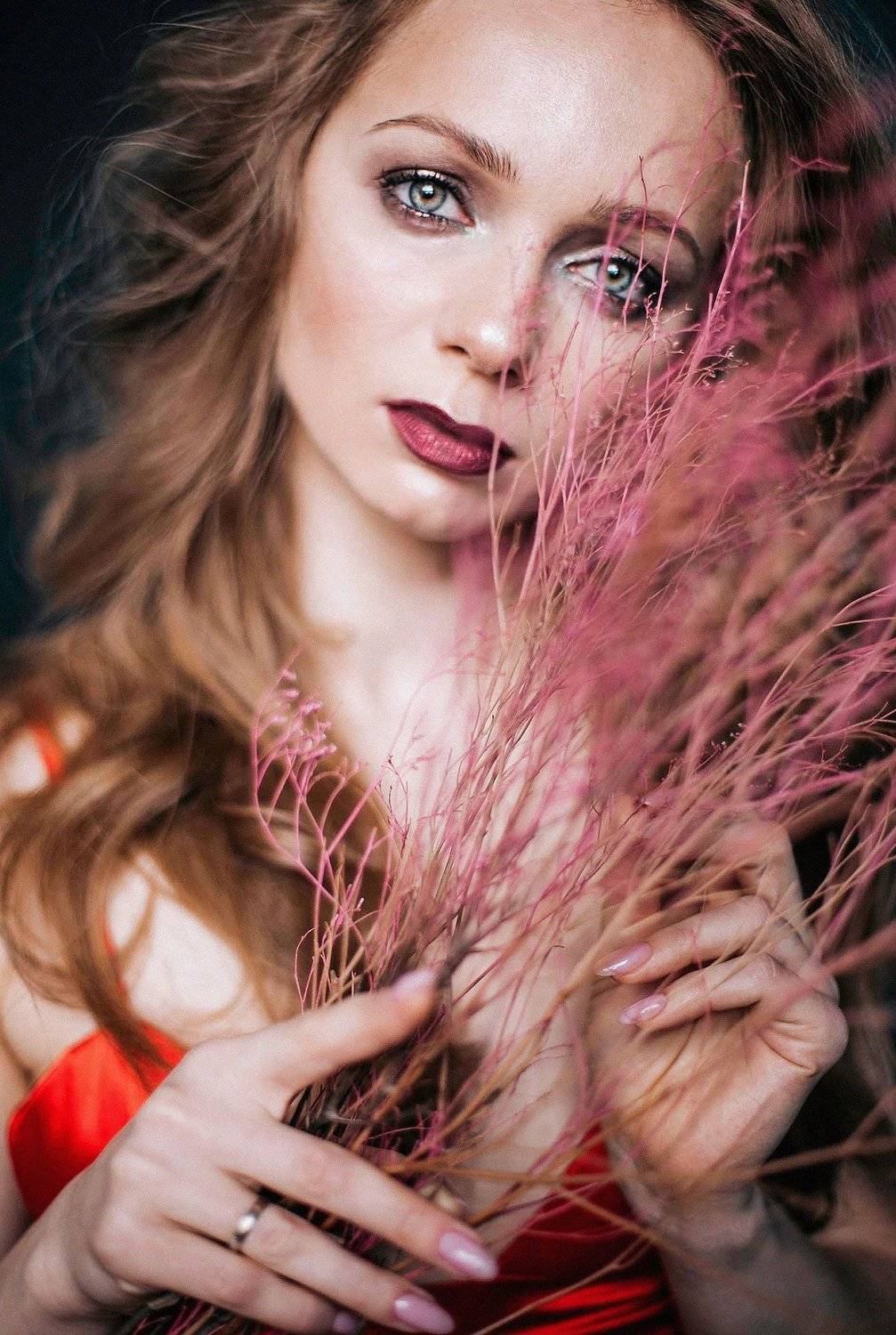 девушка,модель,портрет,глаза,глубина глаз,гербарий,цветы,настроение,эмоции,взгляд,красный,женский портрет, Светлана