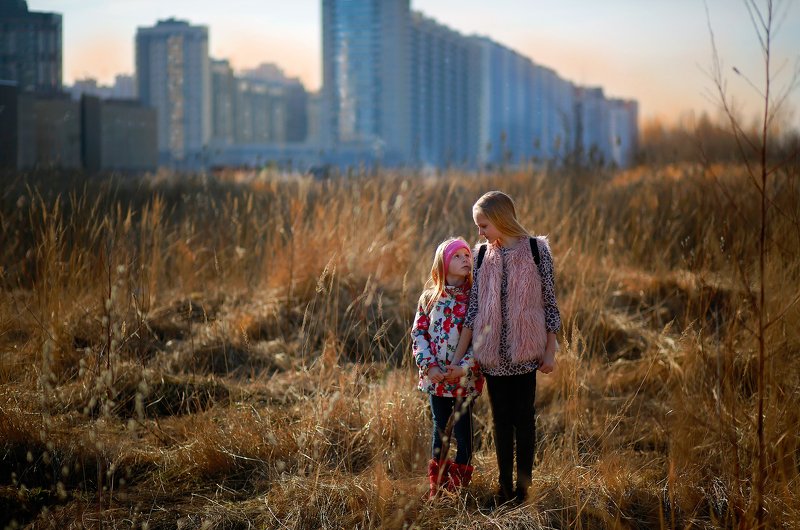 портрет, девочка, весна, город, пейзаж, дом, улица, сестры, сестра, фотография, свет, цвет, жанр Истории из детства. Весна в городе. фото превью