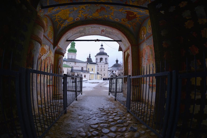 Под арками Кирилло-Белозерского монастыря фото превью