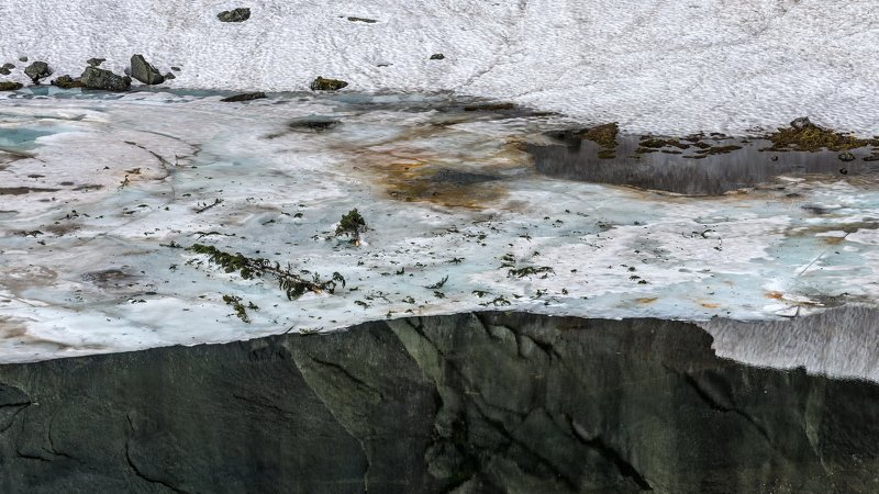 горы, сибирь, саяны, западный саян, ергаки, ник васильев, снег, озеро, озеро чёрное, иллюзия Висячие льды Черного озера. фото превью