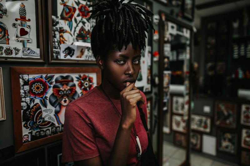 чернокожая девушка, дредды, тату  Good Sign 1 фото превью