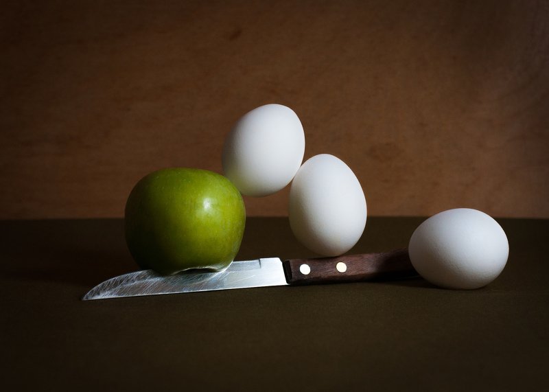 яйца, яблоко, баланс, натюрморт, стробизм, eggs, magic, apple, knife, still life, strobe light, магия, нож Яйца и яблоко. фото превью
