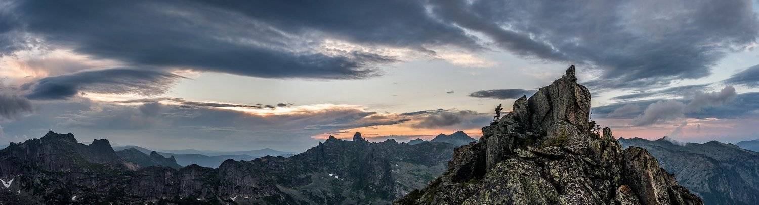 горы, сибирь, саяны, западный саян, ергаки, закат, ник васильев, сумерки, человек, гора антей, панорама, Николай Васильев