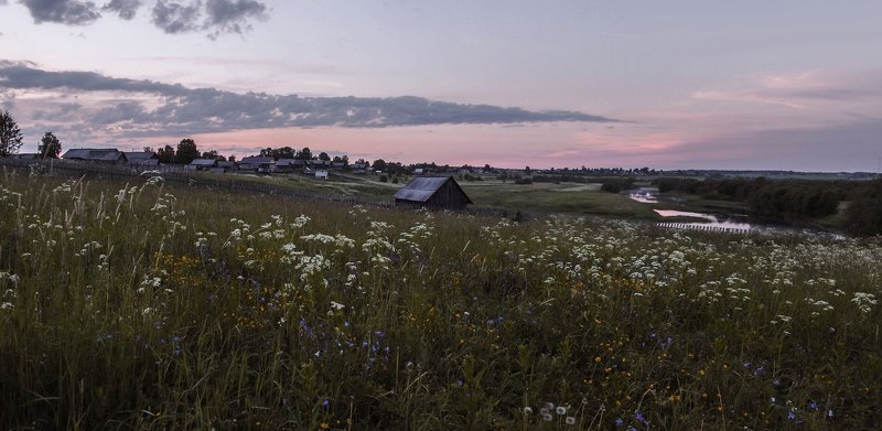 лето,вечер, закат, травы, дома,баня, река Деревенские просторы фото превью