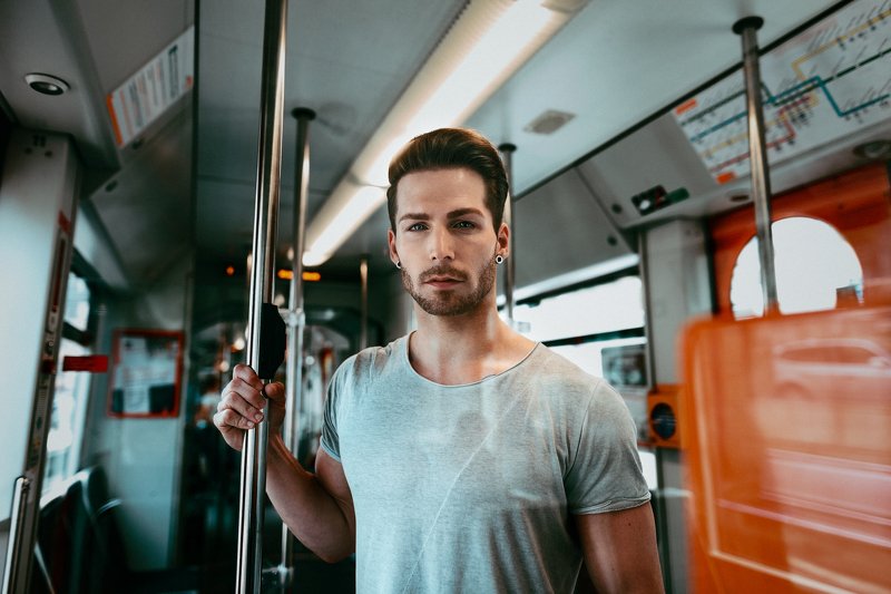 парень, метро, пирсинг Ando фото превью