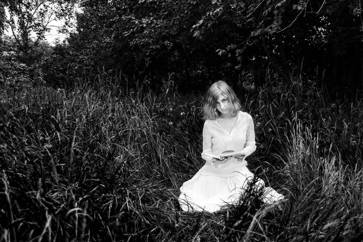 книга, девушка, природа, трава, поляна, зелень, черно-белое, Сергей Козинцев