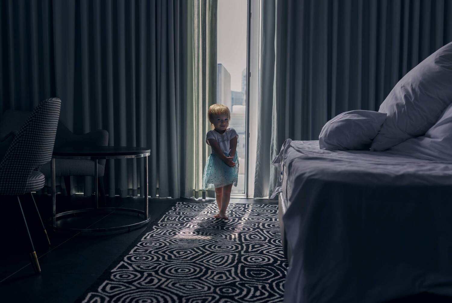 девочка окно свет гостиница, Kamila Gurfinkel