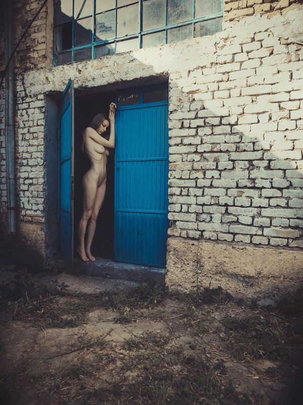 Blue and naked фото превью